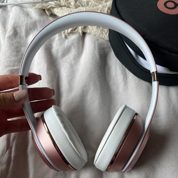 I am selling my beats solo 3. They were worn for a solid 2 months after purchase - Picture 4 of 13